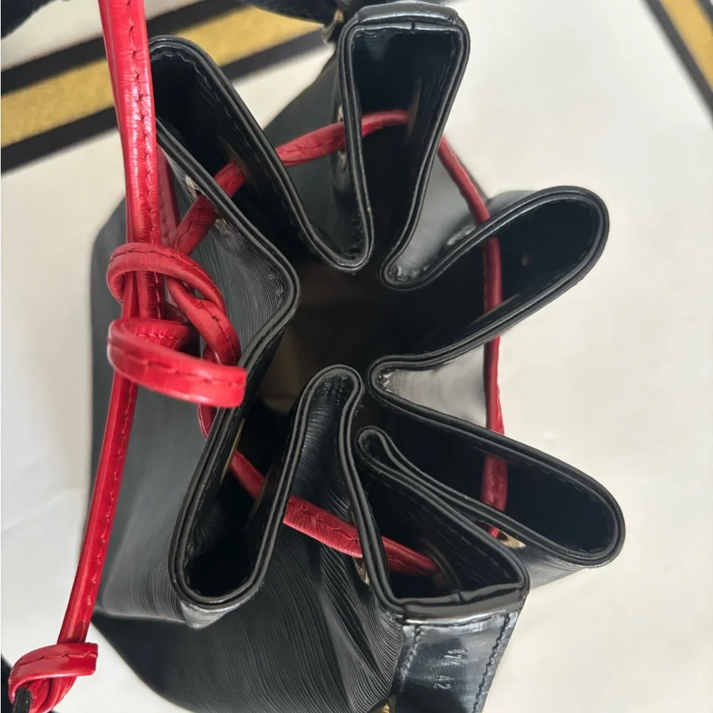 Authentic Louis Vuitton Black epi leather Noe bucket bag